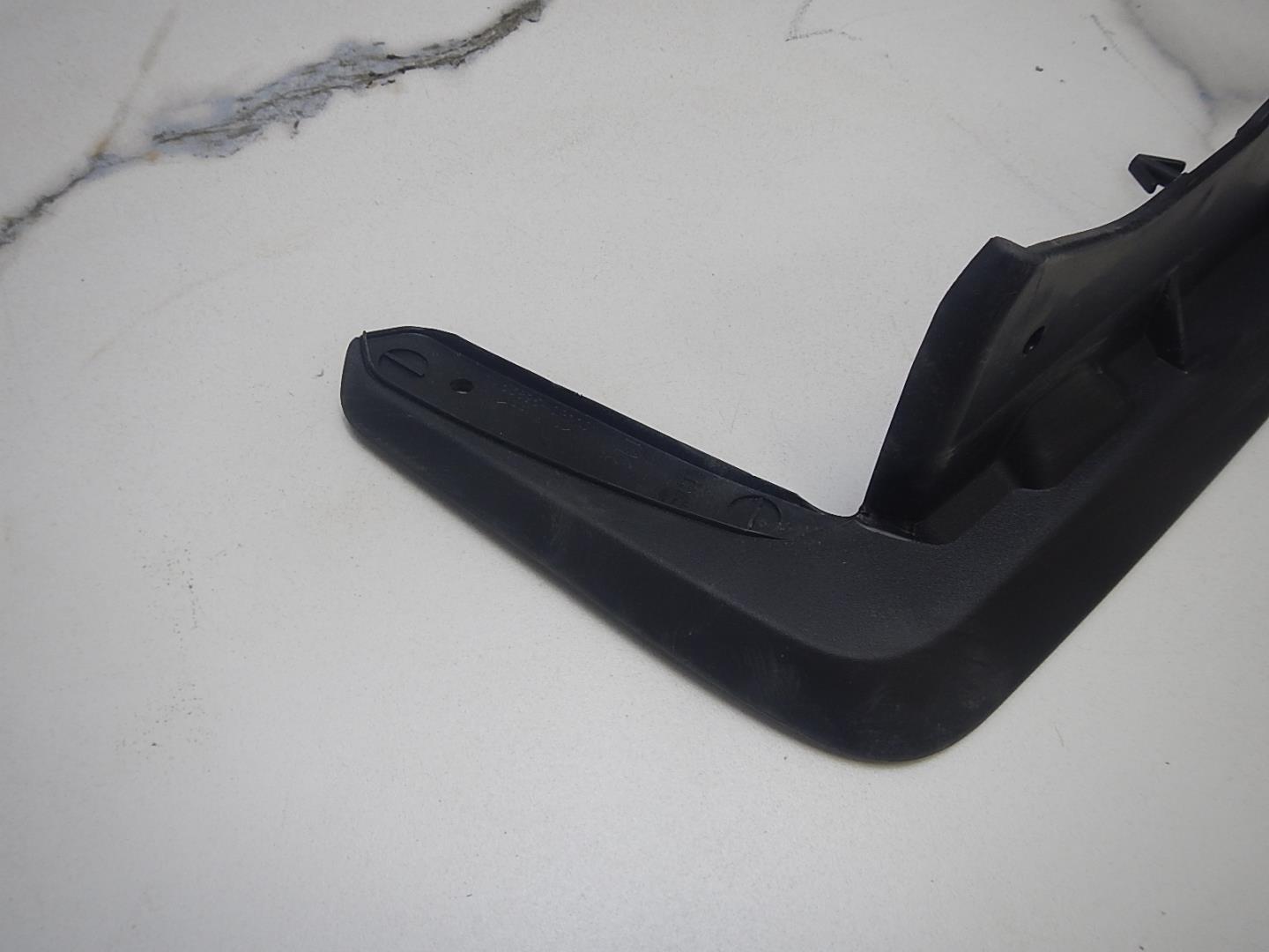 Брызговик передний правый