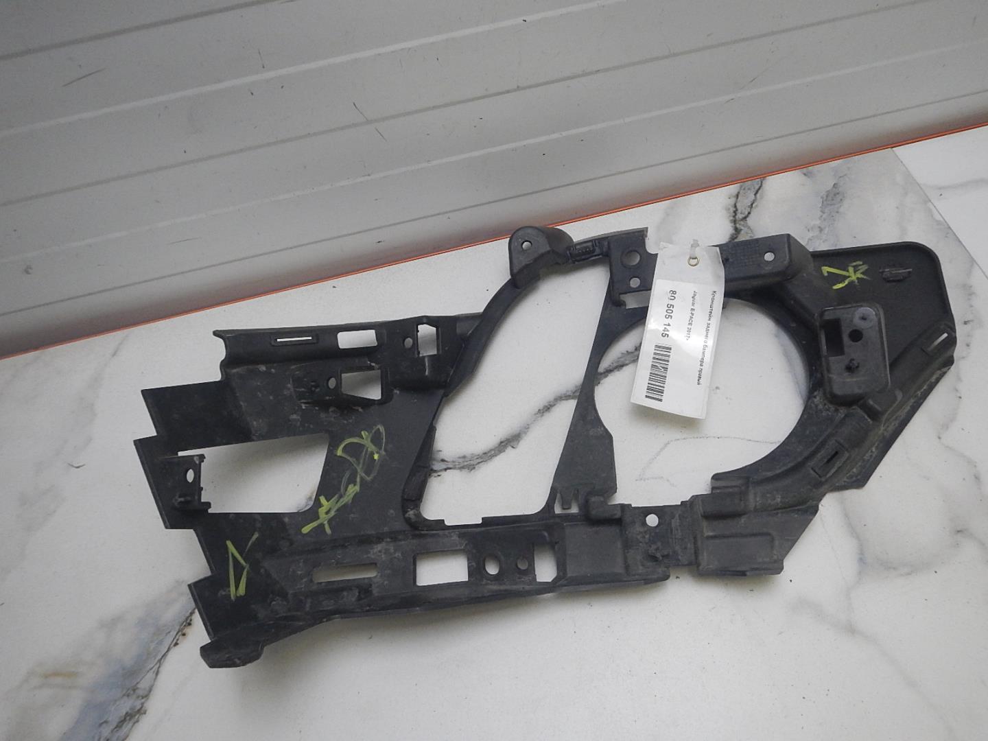 Кронштейн заднего бампера правый