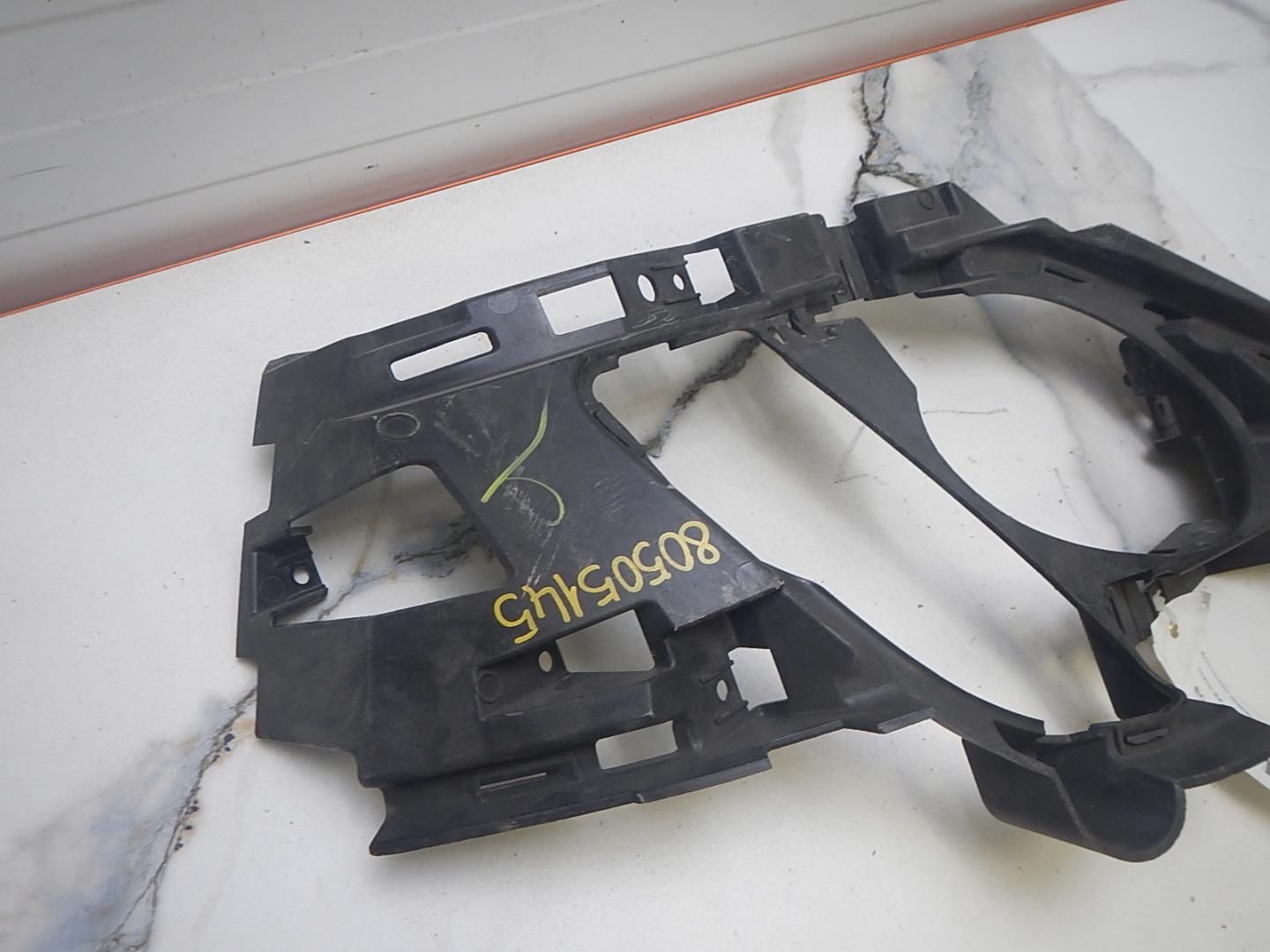 Кронштейн заднего бампера правый