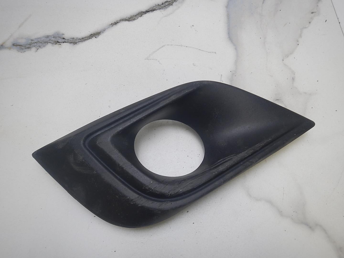 Рамка противотуманной фары левой