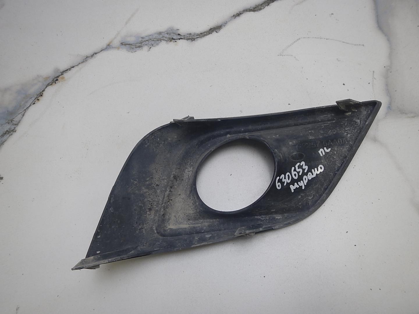 Рамка противотуманной фары левой