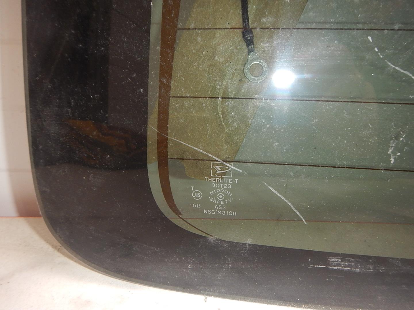 Стекло двери багажника