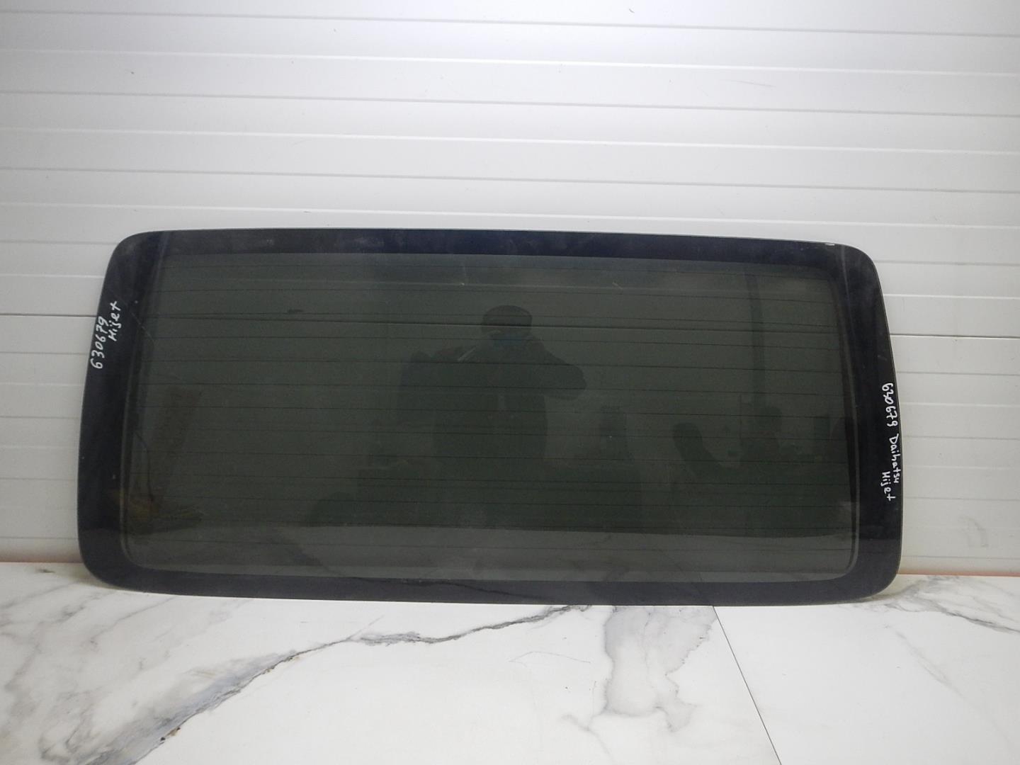 Стекло двери багажника