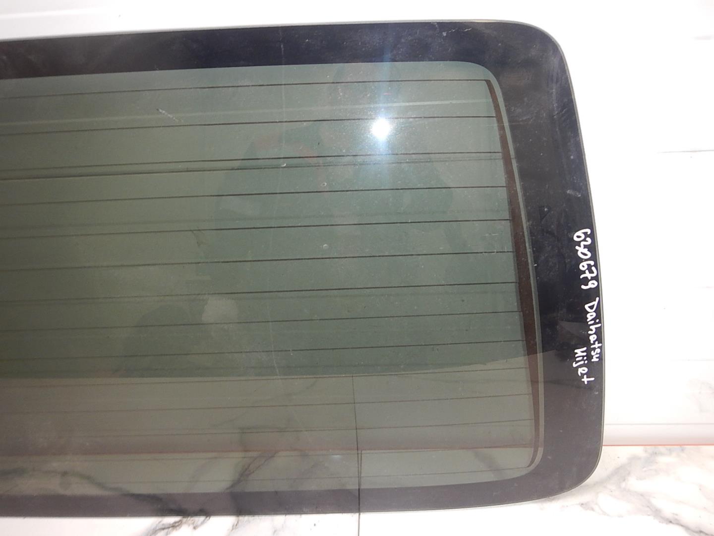 Стекло двери багажника