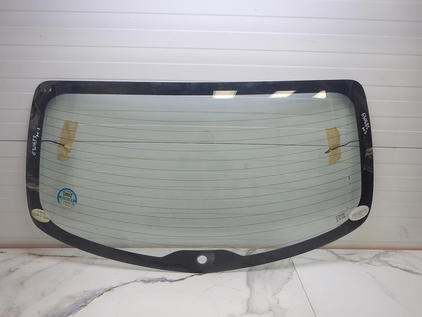 Стекло двери багажника