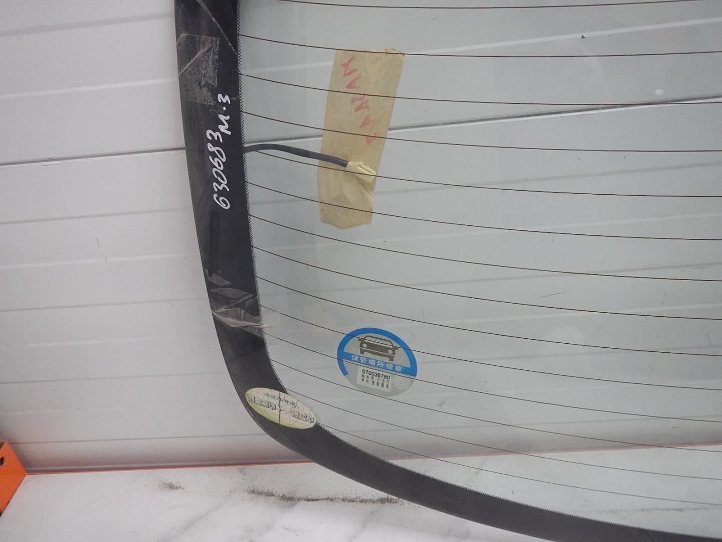 Стекло двери багажника