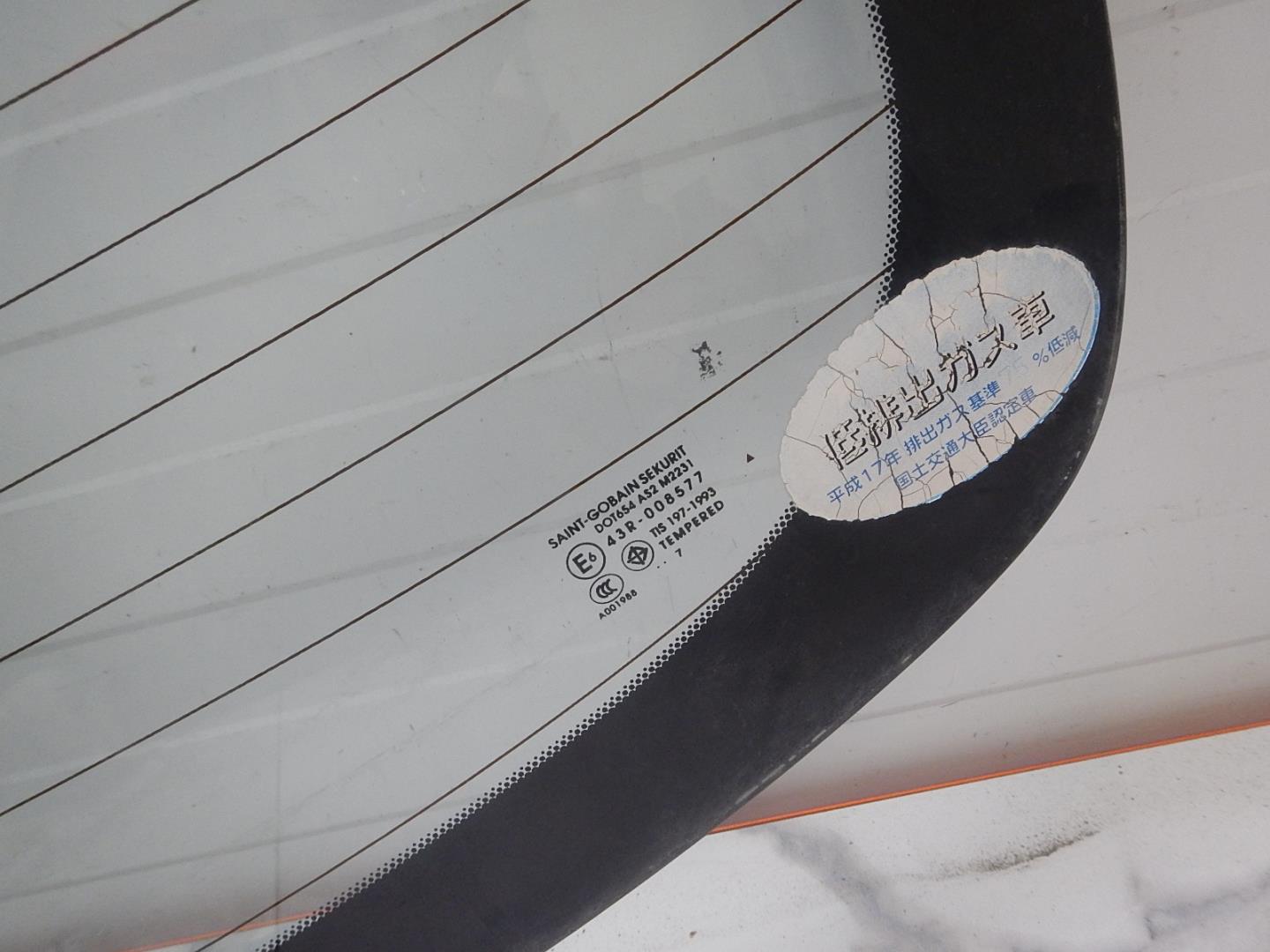 Стекло двери багажника