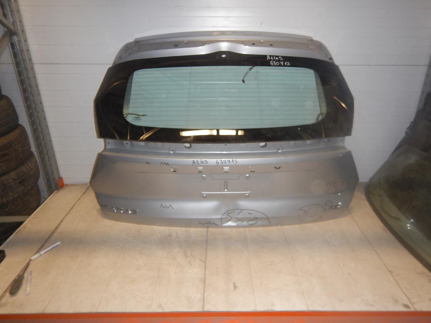 Дверь багажника