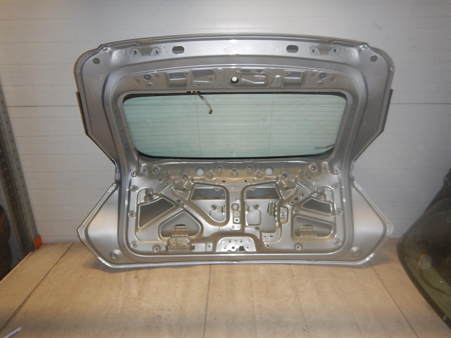 Дверь багажника