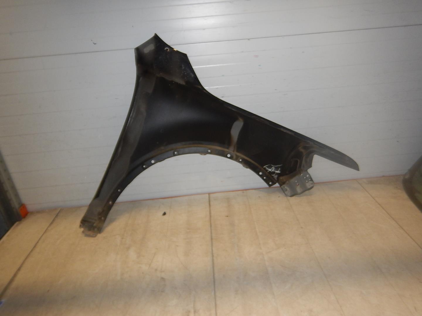 Крыло переднее левое