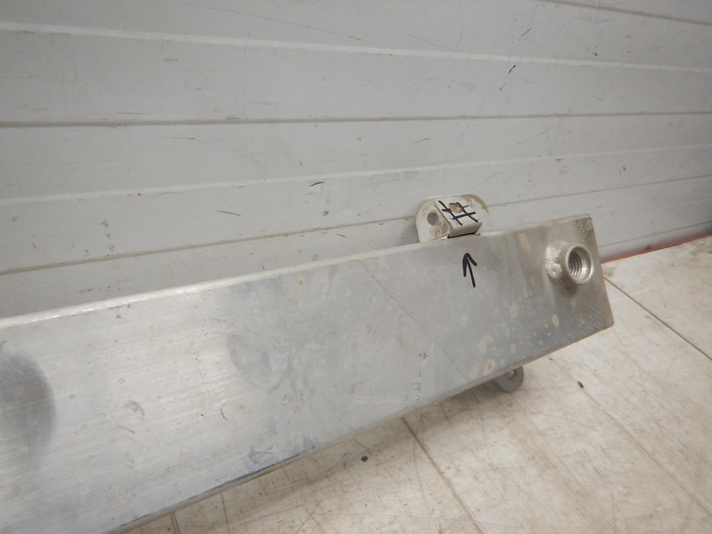 Усилитель переднего бампера