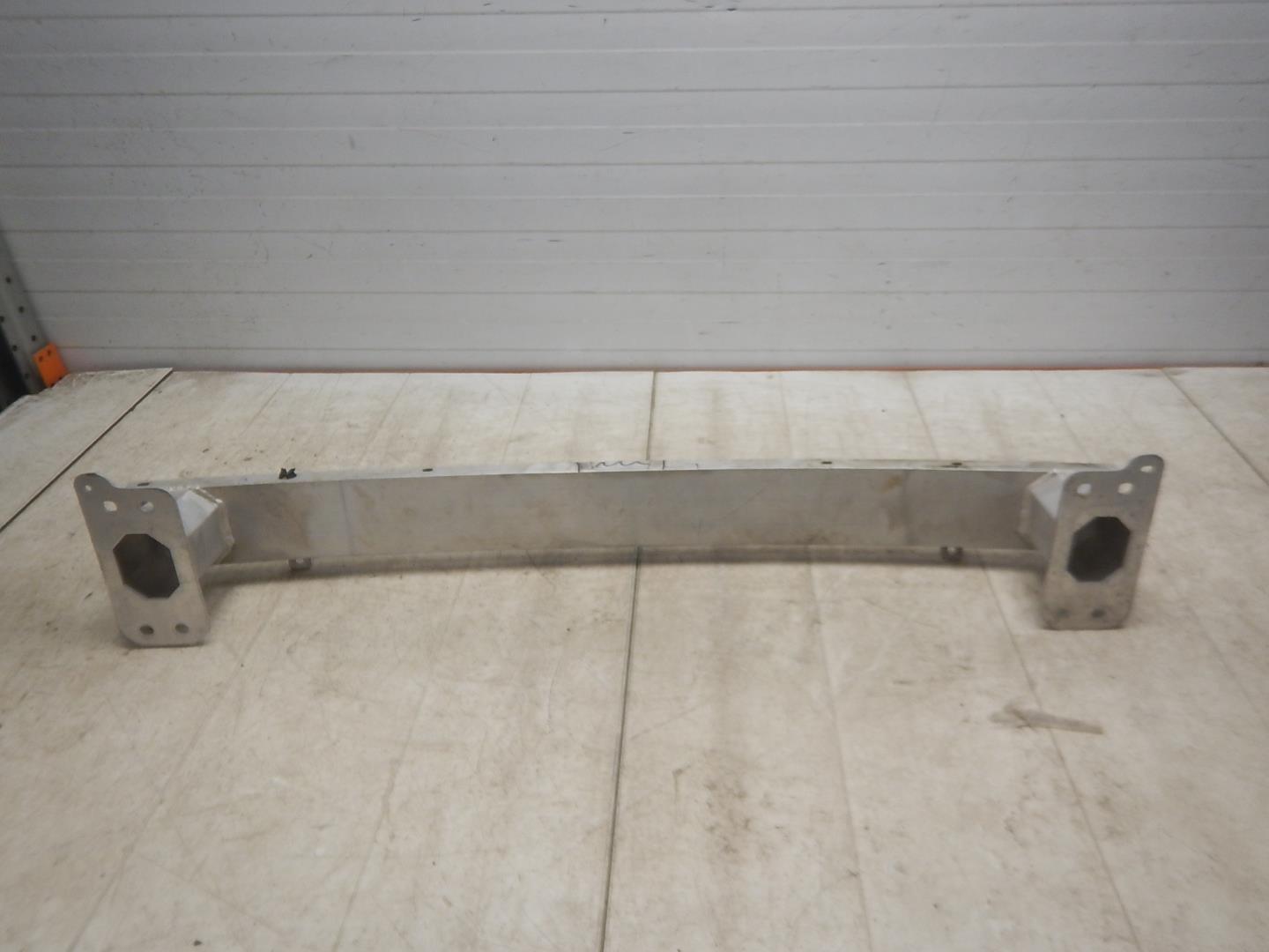 Усилитель переднего бампера