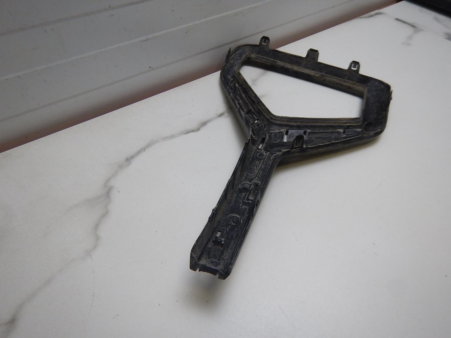 Рамка противотуманной фары левой