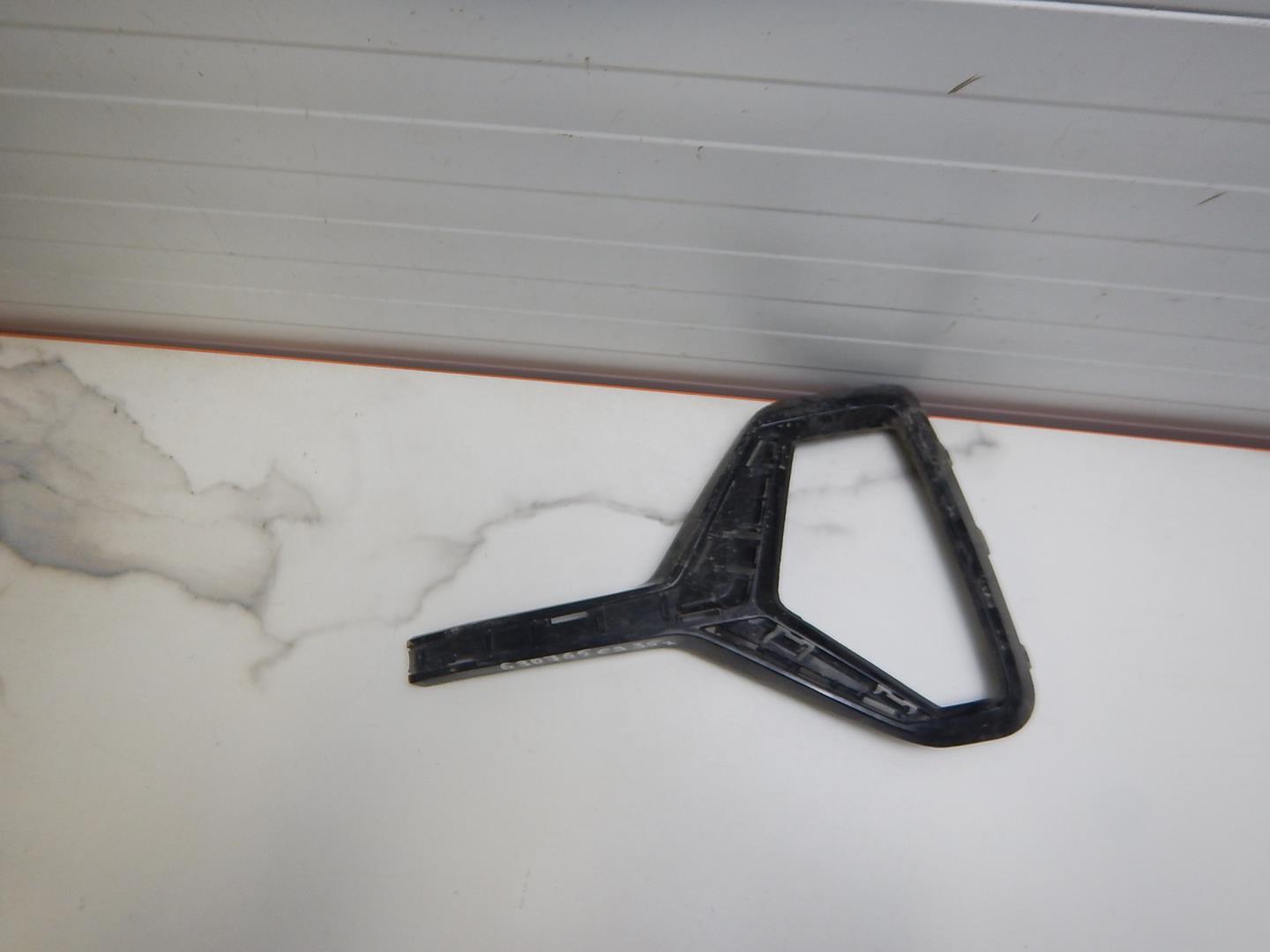 Рамка противотуманной фары левой