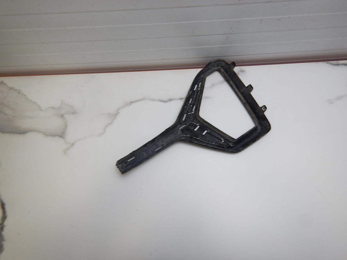 Рамка противотуманной фары левой