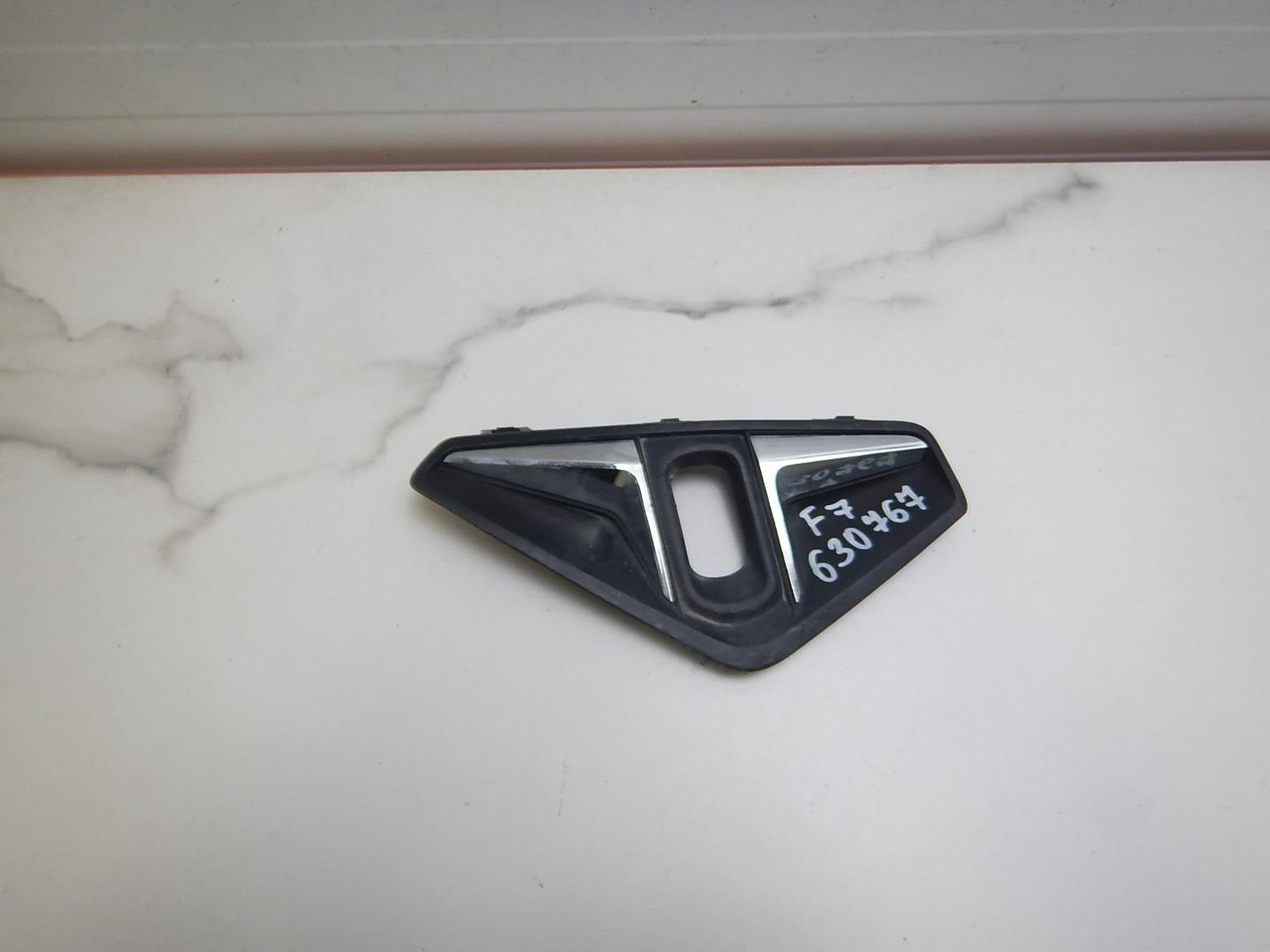 Рамка противотуманной фары правой