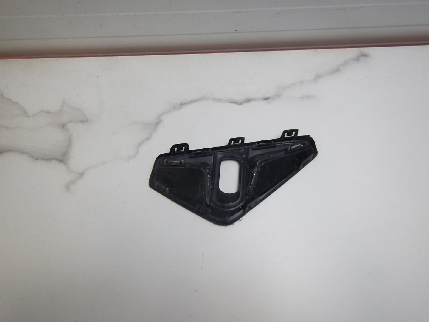 Рамка противотуманной фары правой