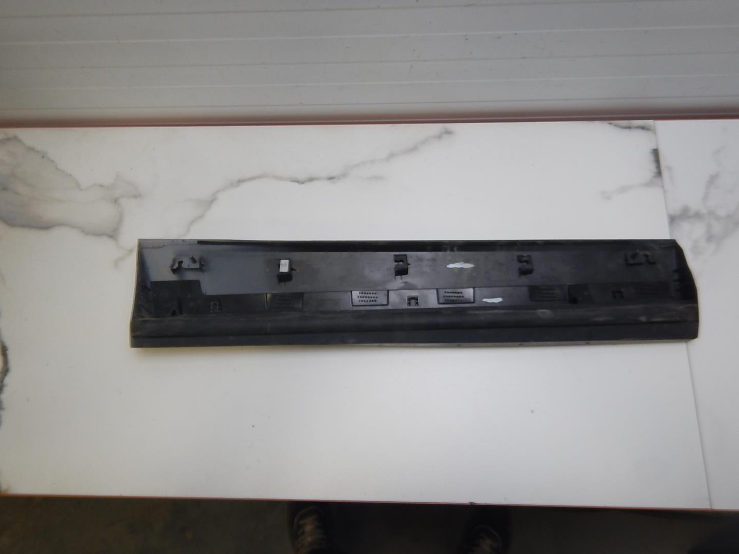 Молдинг задней левой двери