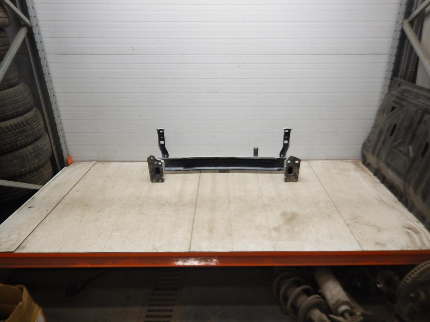 Усилитель переднего бампера