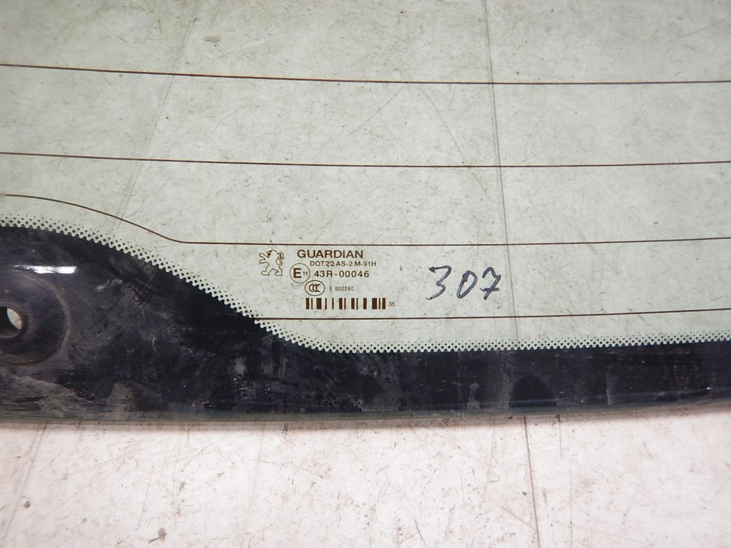 Стекло двери багажника