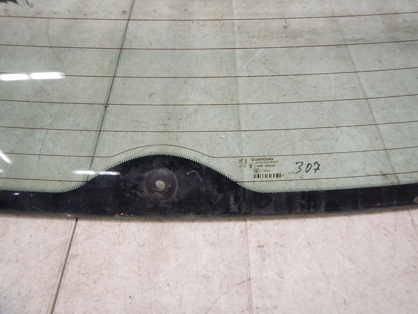 Стекло двери багажника