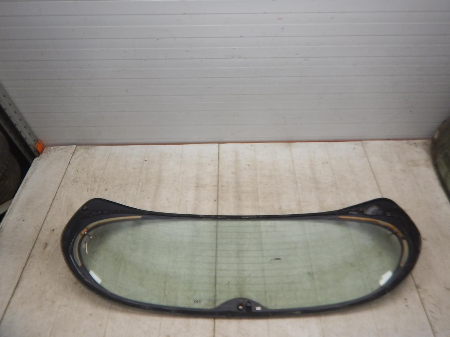 Стекло двери багажника