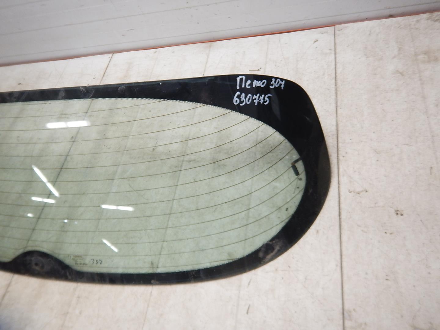 Стекло двери багажника