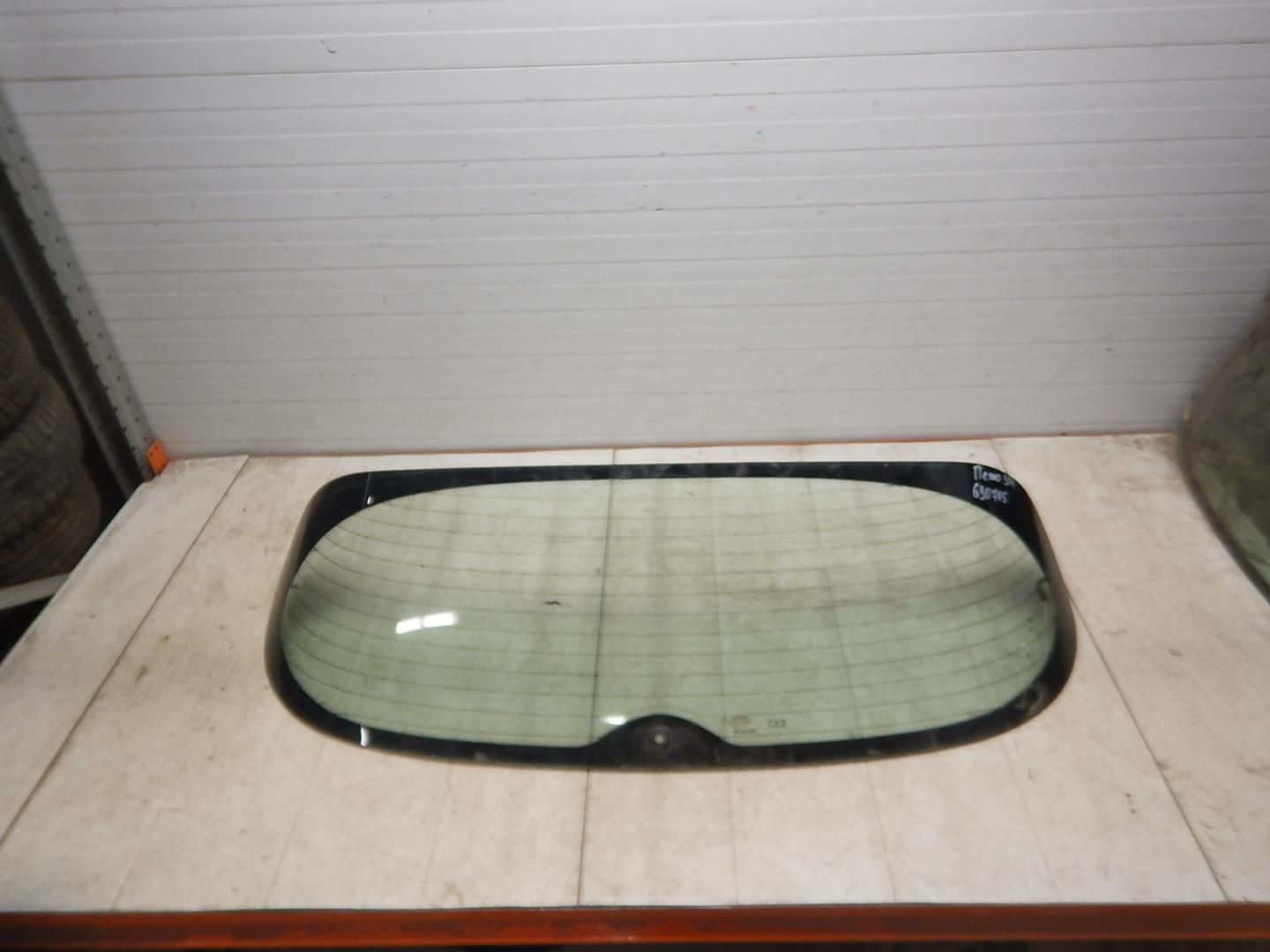 Стекло двери багажника