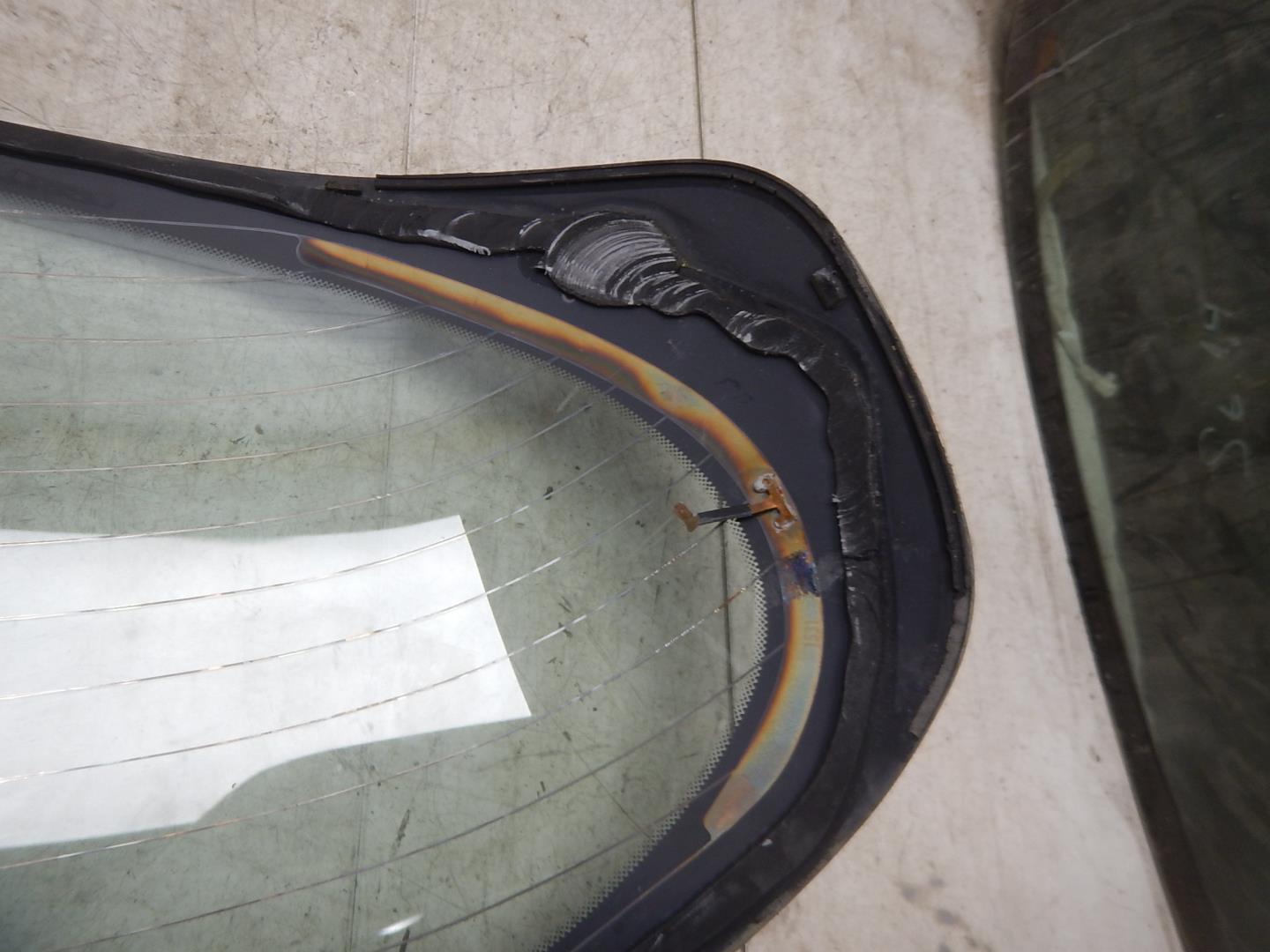 Стекло двери багажника