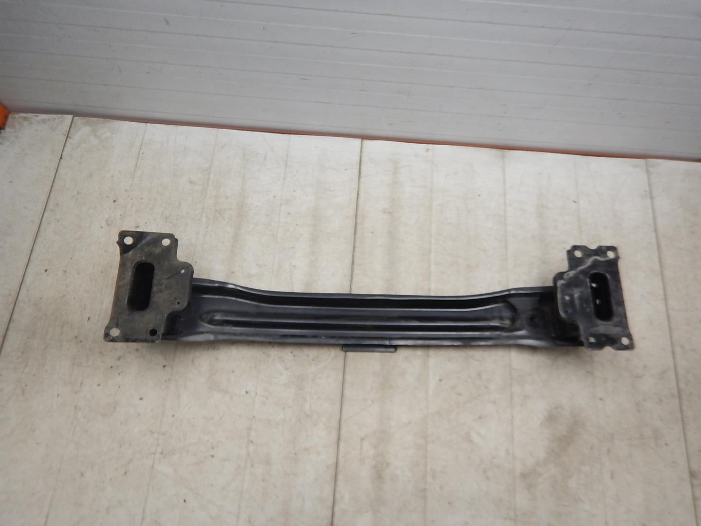 Усилитель переднего бампера