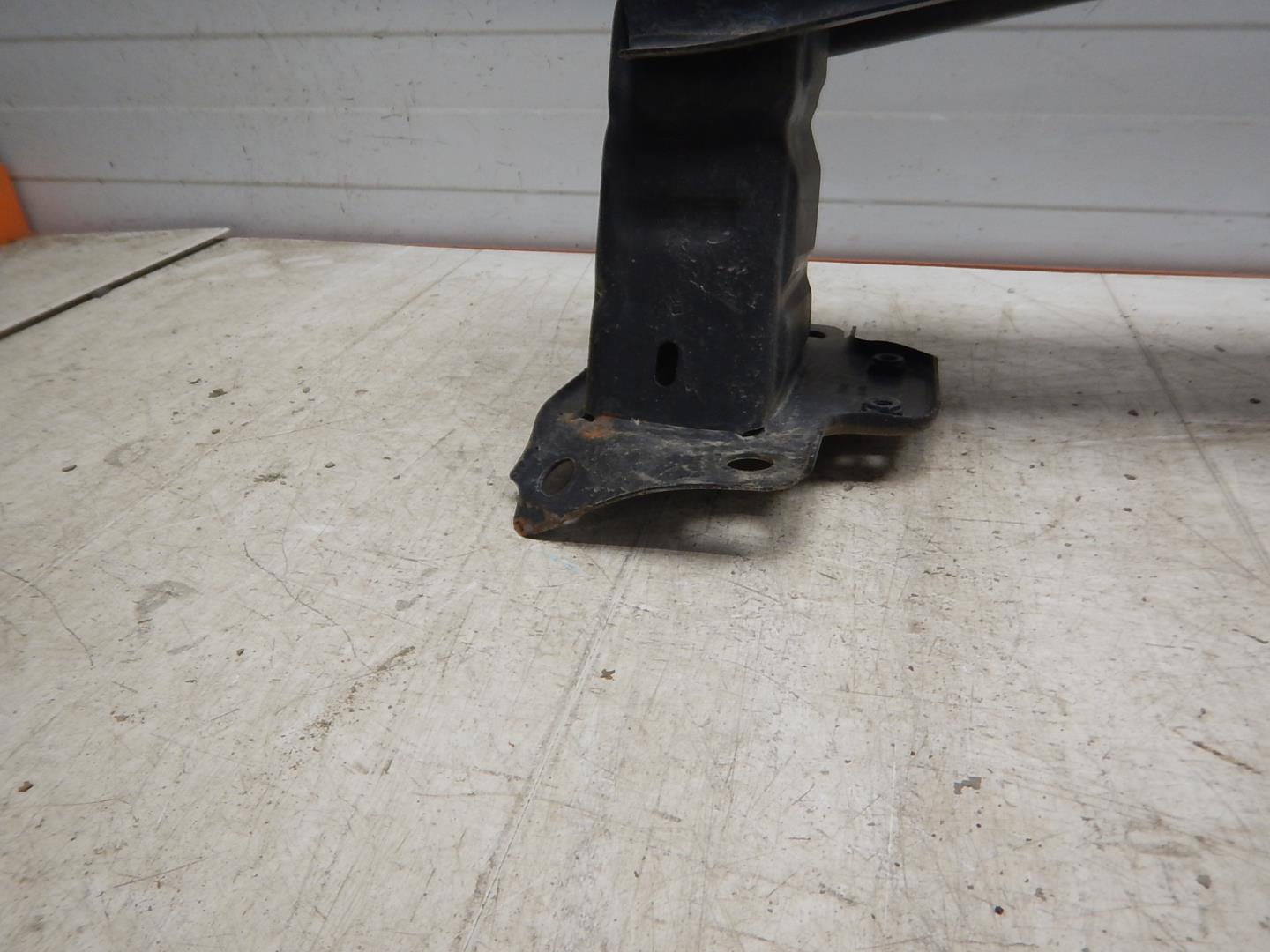 Усилитель переднего бампера