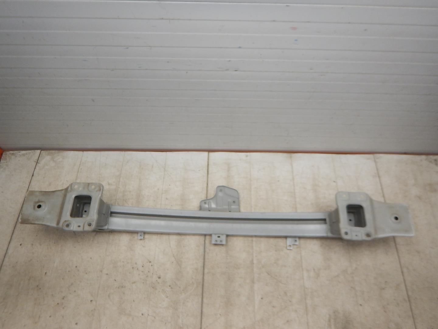 Усилитель переднего бампера