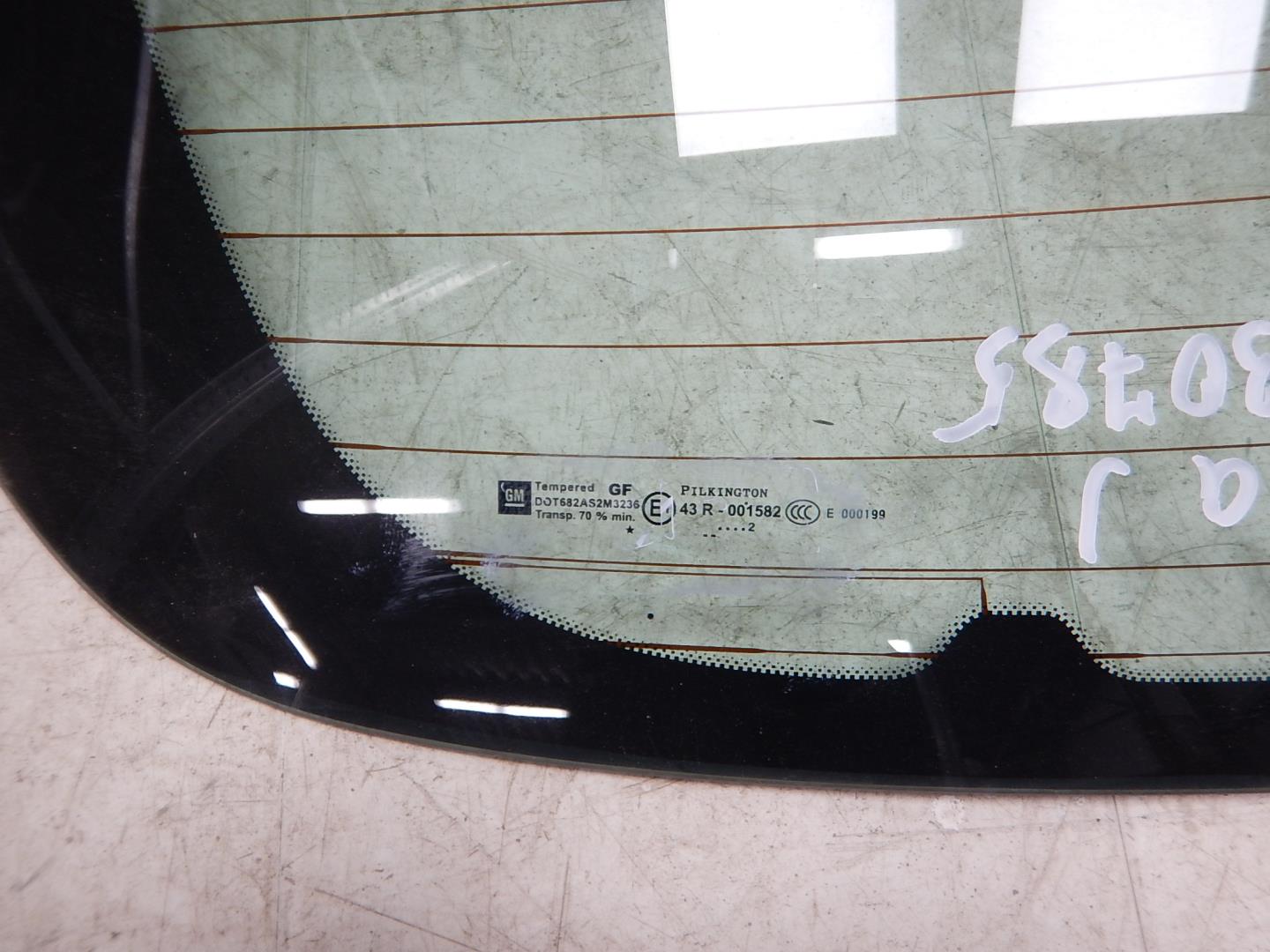 Стекло двери багажника