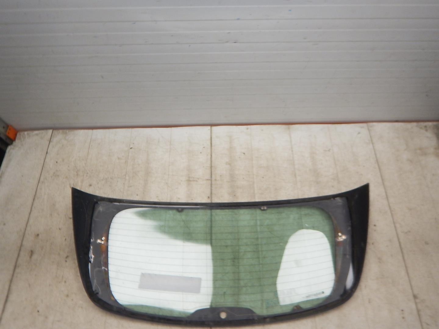 Стекло двери багажника