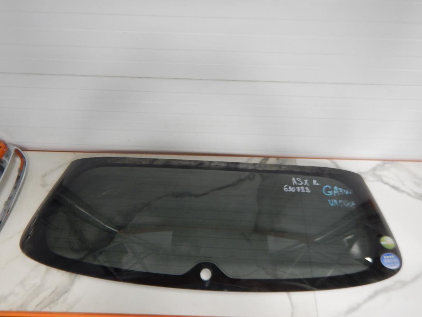 Стекло двери багажника