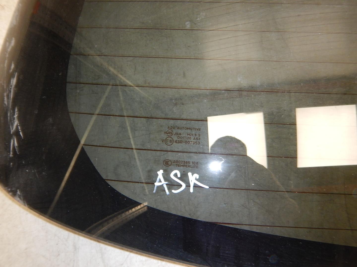 Стекло двери багажника