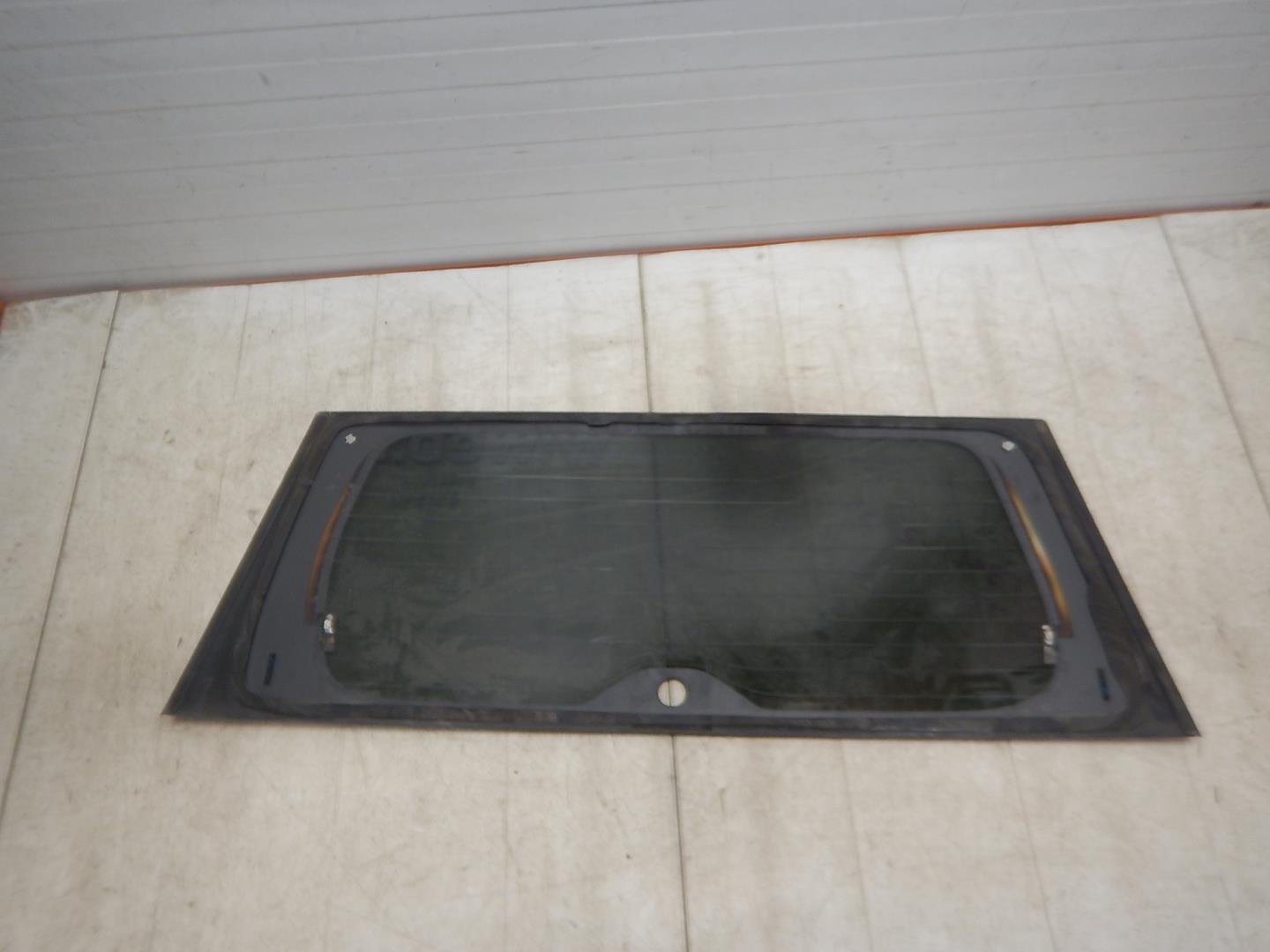 Стекло двери багажника