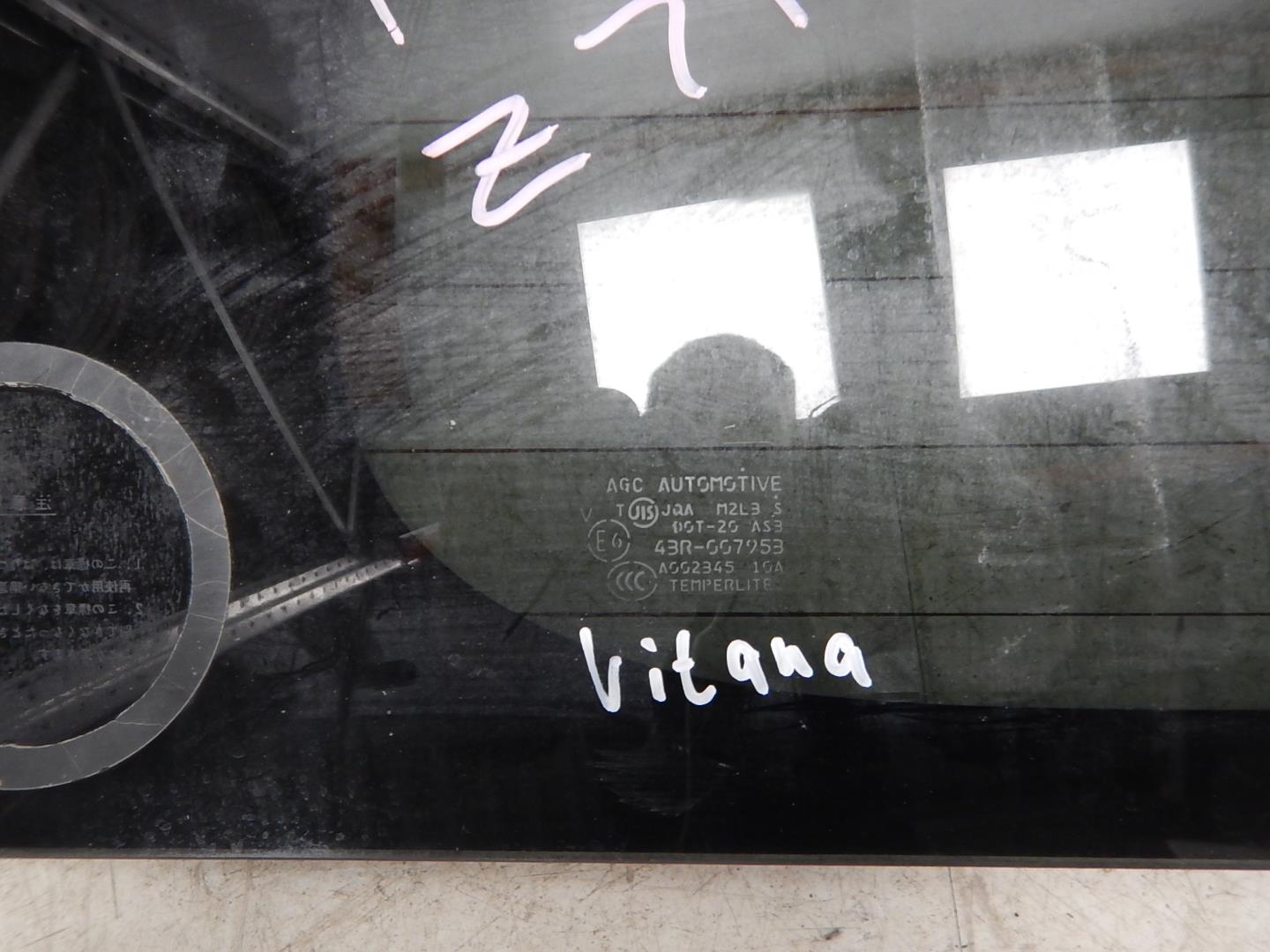 Стекло двери багажника