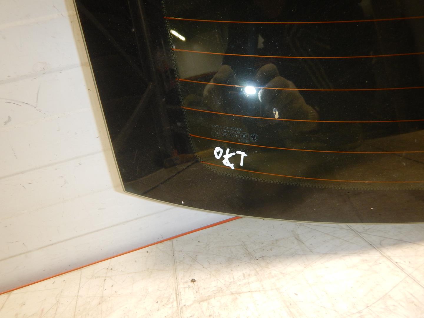 Стекло двери багажника