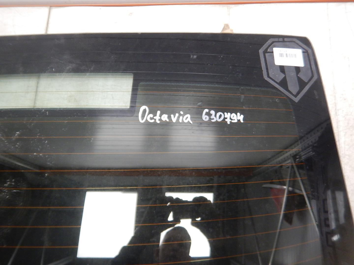 Стекло двери багажника