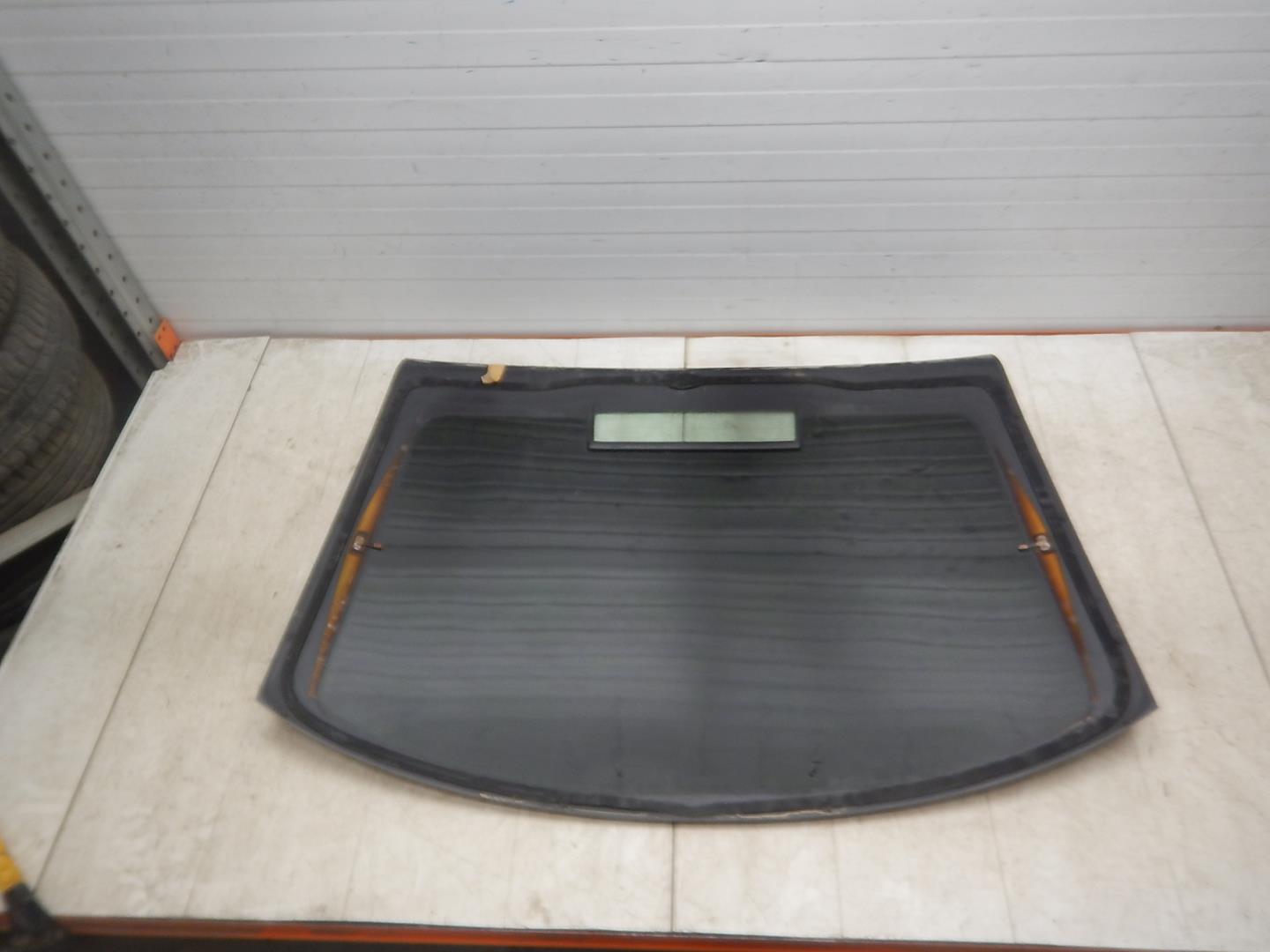 Стекло двери багажника