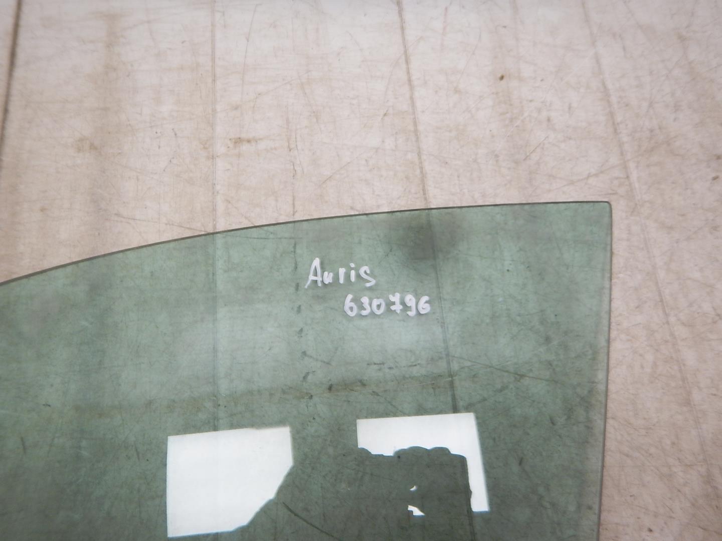 Стекло двери передней левой