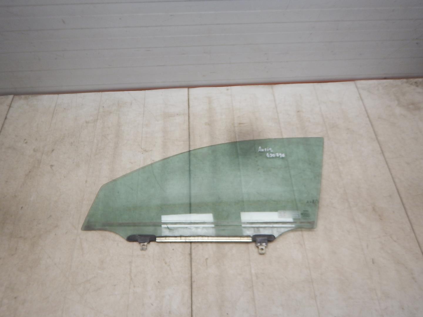 Стекло двери передней левой