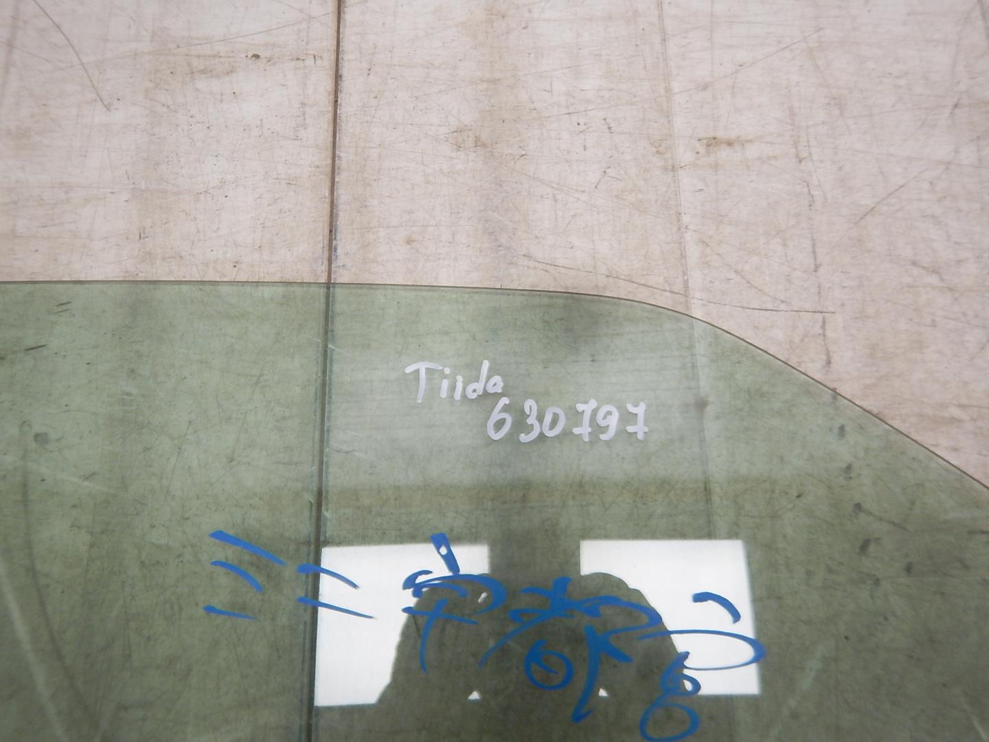 Стекло двери передней правой