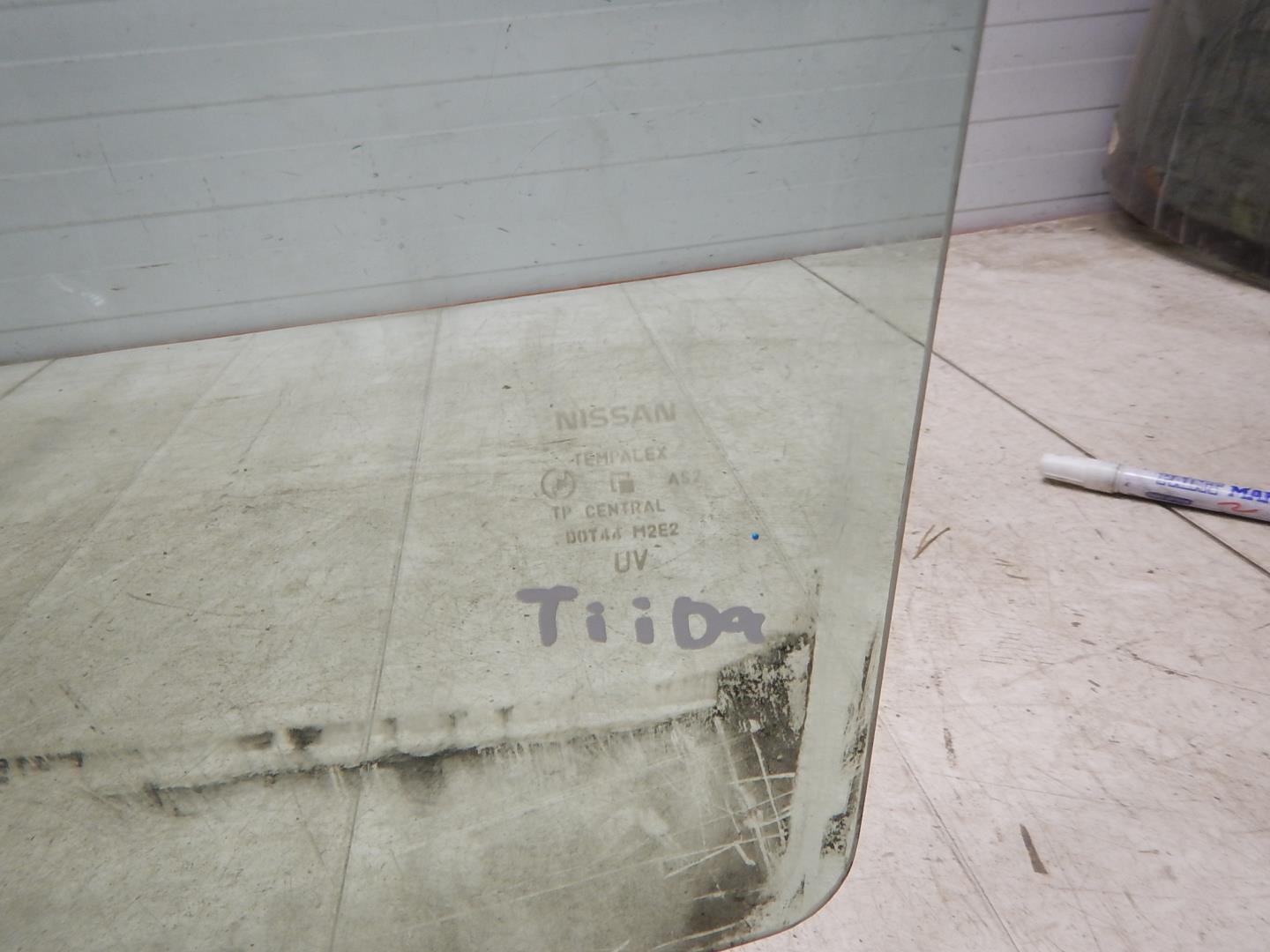 Стекло двери передней правой