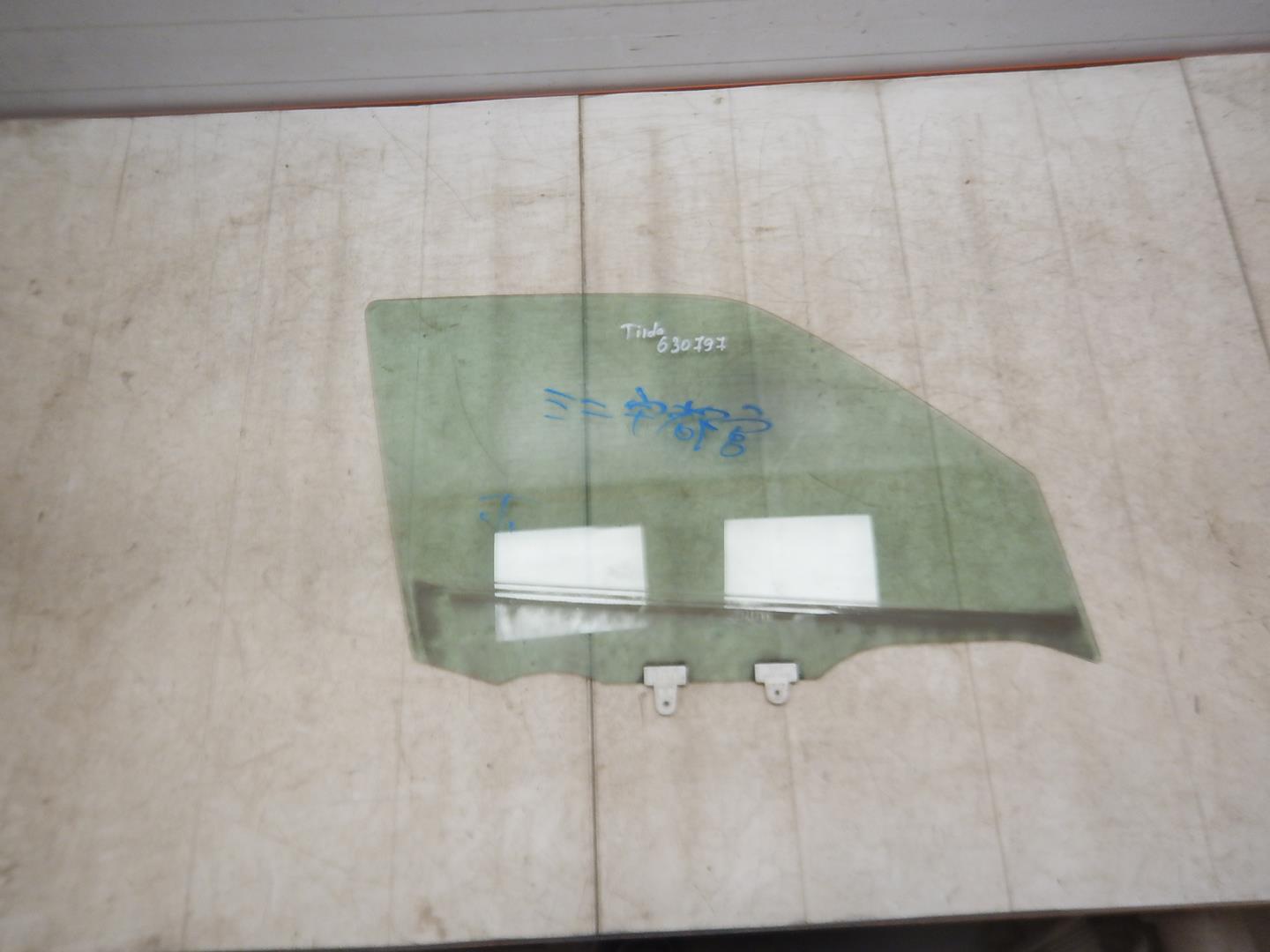 Стекло двери передней правой