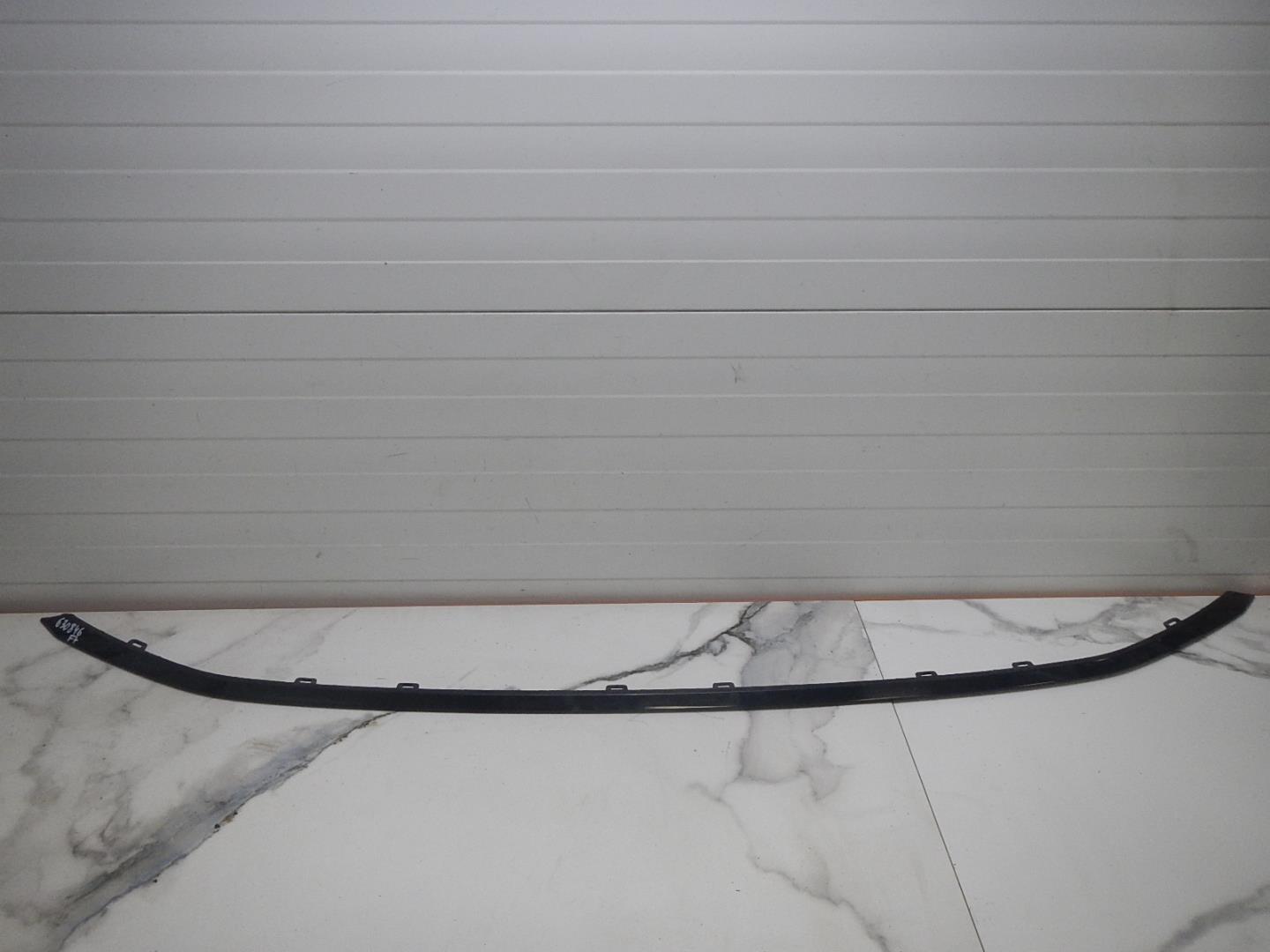 Молдинг переднего бампера