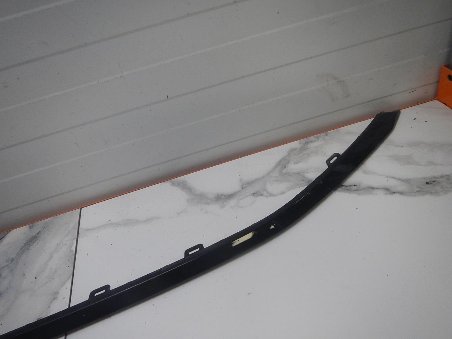 Молдинг переднего бампера