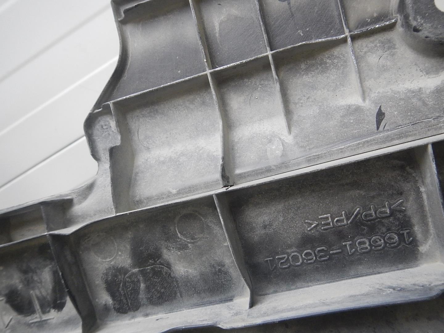 Кожух замка капота