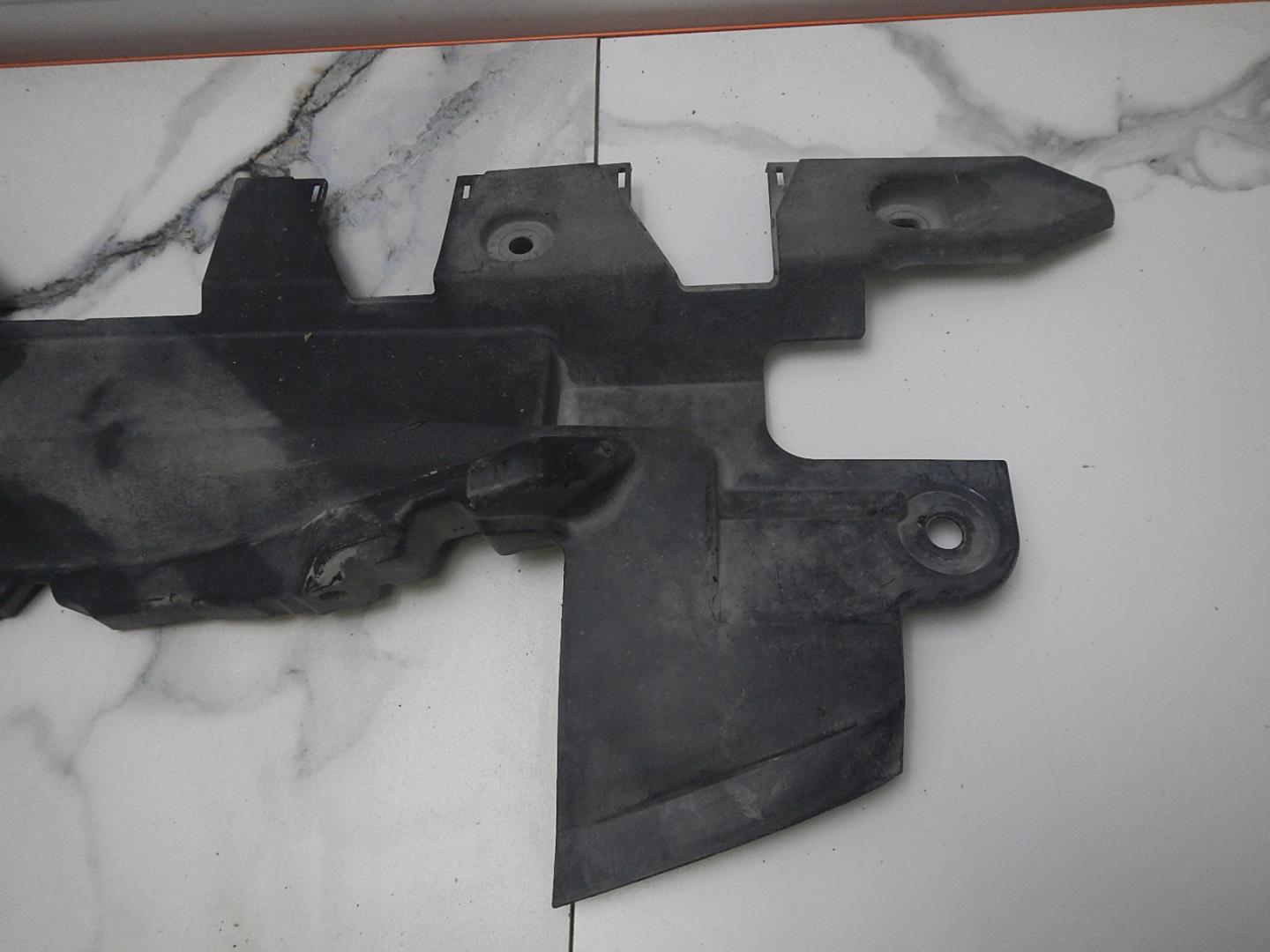 Кожух замка капота